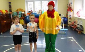 Спортни забавления според правилата за движение за деца от старшата група на детската градина