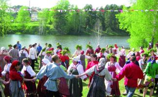 Traditionella lekar, runddanser och ungdomligt nöje på Great Day - Maslenitsa